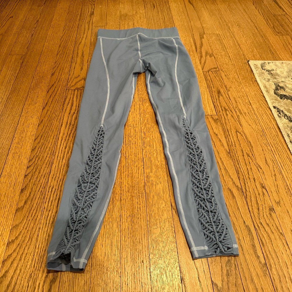 Carbón 38 macramé crochet grey blue yoga leggings and bra set